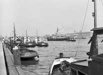 834505 Afbeelding van schepen op de Nieuwe Maas te Rotterdam.